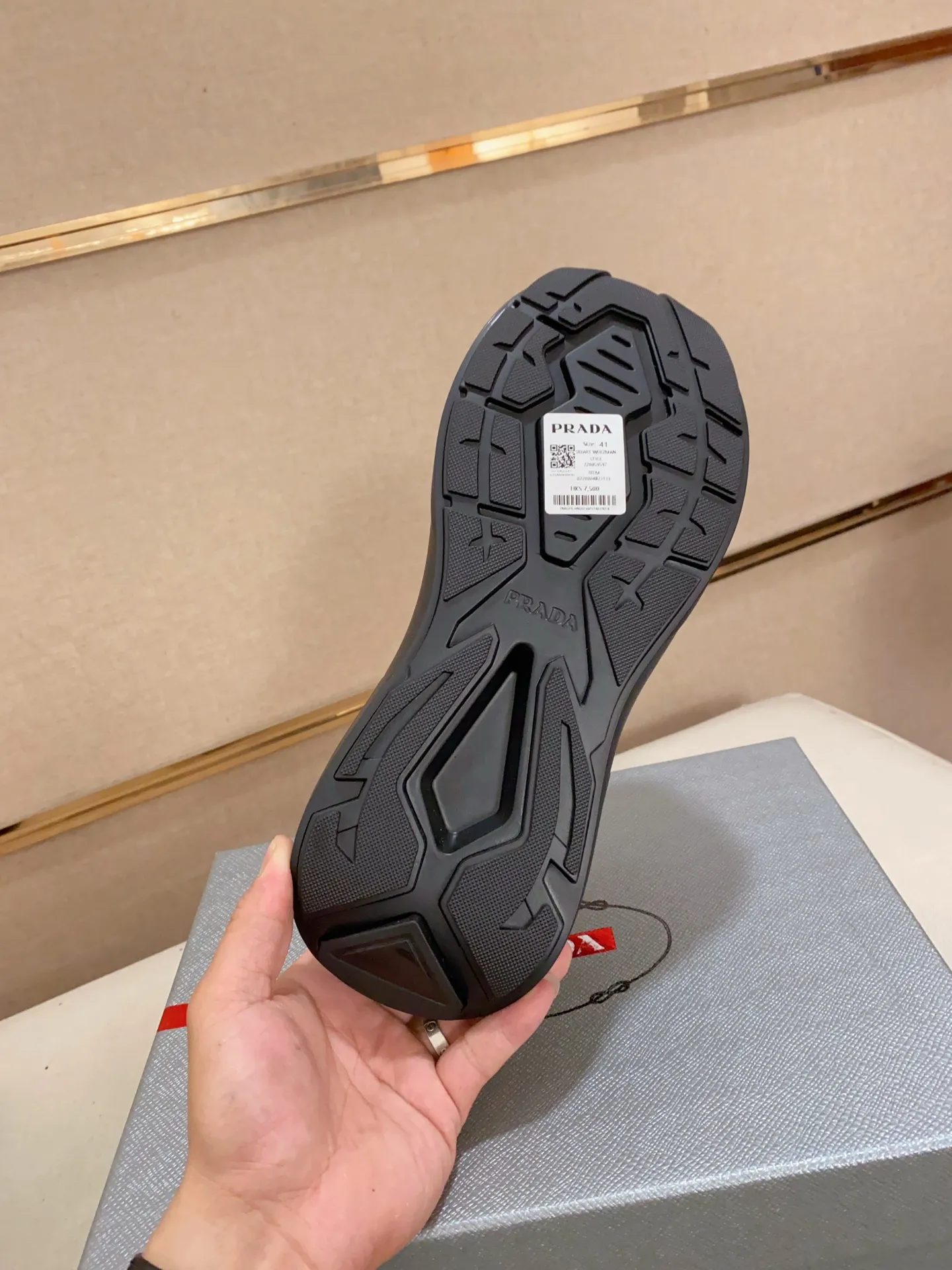 Men's shoes 💰 660💰 ✔️✔️✔️Higher version High-quality new PRADA (Prada) counters are launched simultaneously. The new men's shoes and 😘fabrics are made of high-tech glue-making technology. Lining: Full cowhide lining. 👍🏿 High-end ☄️ Air-cushion molded anti-slip foam outsole, exquisite lines, simple and elegant, comfortable and high-end for leisure travel. Code number: 38 to 44 (45 can be customized and cannot be returned or exchanged)